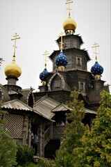 Die Kirche des Heiligen Nikolaus der Wundertäter (es. russisch-orthodoxe Holzkirche des Heiligen Nikolaus) in Gifhorn (Niedersachsen, Deutschland) ist eine funktionierende orthodoxe Kirche...