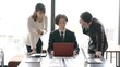 © taka - オフィスでミーティングをするアジア人のビジネスグループ