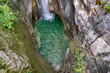 Türkis-grünes Wasserbecken in einem Wasserfall
