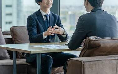 Poster - オフィスで会話するビジネスマン