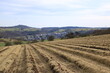 Blick über Wiesen und Felder auf die Gemeinde Heimerdingen