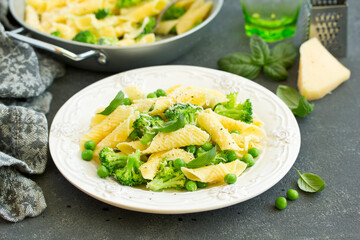 Canvas Print - penne pasta with spinach pesto sauce, green peas and broccoli, top view