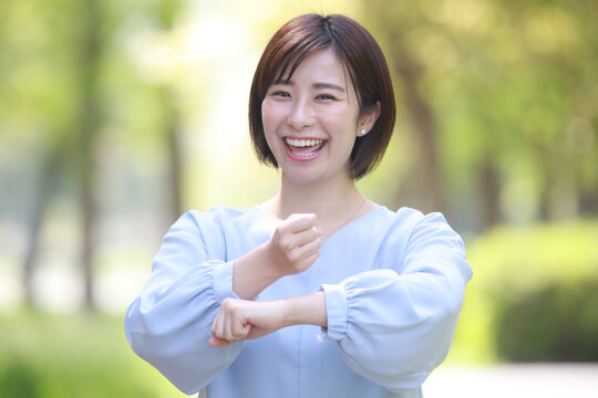 手話を話す女性「お疲れ様」