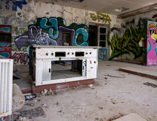 Wall Mural - Ruine des verlassenen Sanatoriums im Tessin