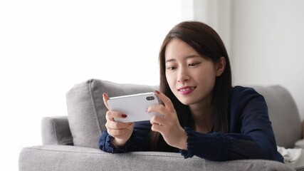 Sticker - スマートフォンでゲームをプレイする女性