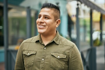 Canvas Print - Young latin man smiling happy standing at the city.