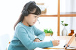 © UTS - インカムをつけてタブレット端末で勉強する女の子