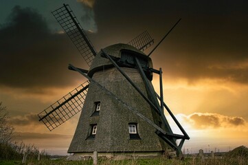 Alte historische Windmühle in Ostfriesland bei Sonnenuntergang