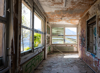 Wall Mural - Morbides Sanatorium in der Schweiz