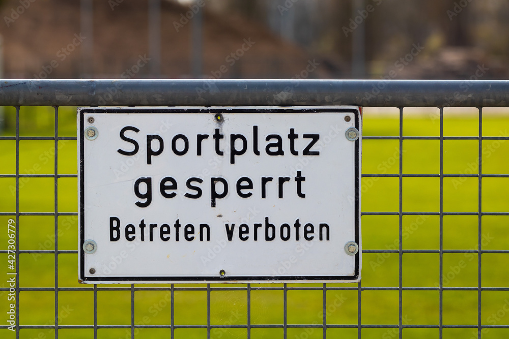 Schild Mit Hinweis Sportplatz Gesperrt Betreten Verboten Stock schild-mit-hinweis-sportplatz-gesperrt-betreten-verboten-stock