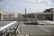 Menschenleere Petersplatz vor dem Petersdom im Vatikan