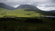 Schottisches Hochland nahe Inverness mit grünen Wiesen und Schatten von Wolken