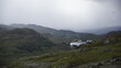 See im schottischen Hochland, wolkiger Himmel, grüne Wiesen