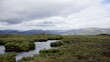 See im schottischen Hochland, wolkiger Himmel, grüne Wiesen