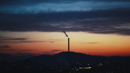 Poster - A 4K of smoke coming out of а factory chimney. Industrial zone in the city. Sunset background.