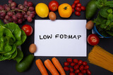 Fototapeta Fototapety do kuchni - Flat lay, mockup, biała kartka z tekstem low FODMAP otoczona warzywami i owocami, zdrowa dieta i odżywianie