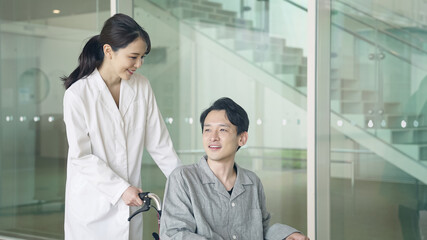 Aufkleber - 車椅子に乗った患者を励ます医師