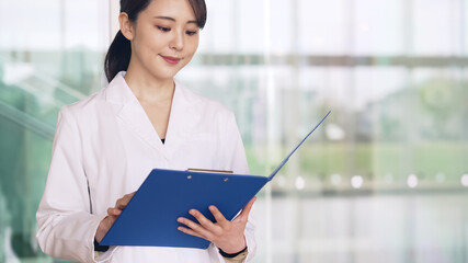 Aufkleber - ファイルを持つ白衣の女性　医師　科学者