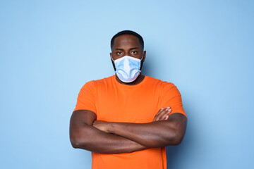 Canvas Print - Man with face mask has a lot of questions and doubts about covid 19. cyan background