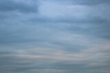 Fototapeta Niebo - pochmurne niebo z chmurami pod koniec dnia