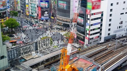 Poster - 渋谷駅前　渋谷駅と山手線　俯瞰　タイムラプス　ズームイン