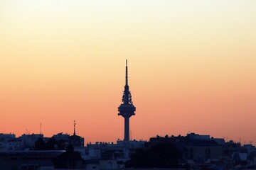 Silueta del Pirulí al amanecer en Madrid, España. Silueta de la torre con antenas de la radio y TV pública española, RTVE, conocido como pirulí desde la calle Paseo de la Castellana.