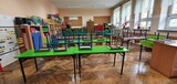 Fototapeta  - Pusta sala lekcyjna w szkole podczas zdalnego nauczania, zamknięte szkoły z powodu covid-19, czasy pandemi