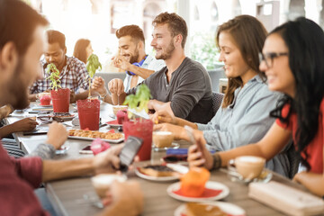 Canvas Print - Young people eating brunch and drinking smoothies at bar restaurant - Focus on right man face