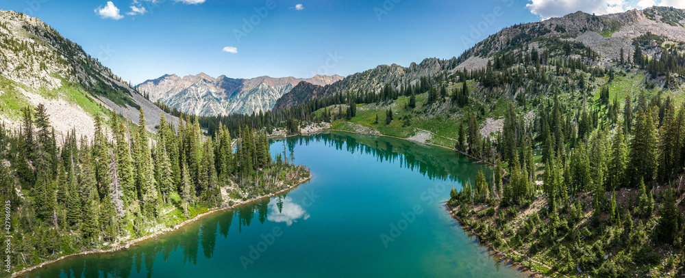 Beautiful alpine lake in the Wasatch mountains in Salt Lake, Utah, USA - obrazy, fototapety, plakaty 