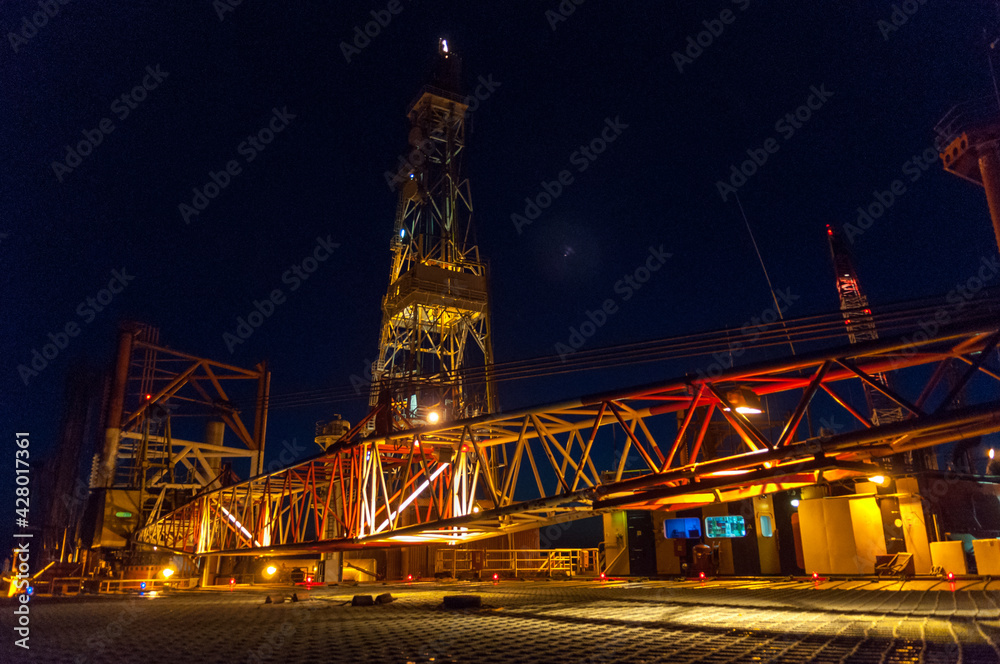 Wieża wiertnicza na morzu szukająca gazu/ Offshore oil drilling rig looking for gas - obrazy, fototapety, plakaty 