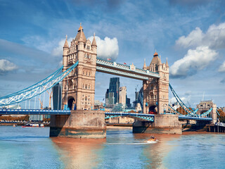 Fototapete - Tower Bridge on a bright sunny day in Autumn