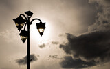 Fototapeta Niebo - latarnia oświetlona słońcem