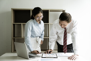 Canvas Print - The senior manager are teaching his assistant and listening to a report