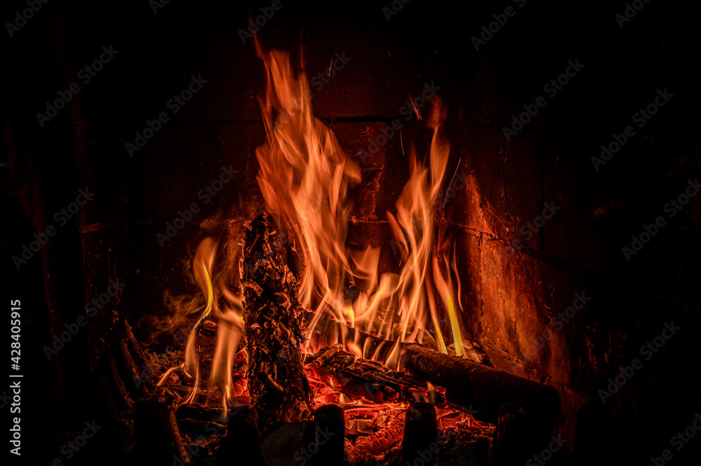 ogień w prawdziwym kominku z drewnem - obrazy, fototapety, plakaty 