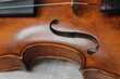 violine ist ein altes Musikinstrument aus Holz, das in der klassischen Jazz- und Volksmusik populär ist Ein Streichinstrument, das von Kindern und erwachsenen Liebhabern und Profis geliebt wird