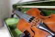 violine ist ein altes Musikinstrument aus Holz, das in der klassischen Jazz- und Volksmusik populär ist Ein Streichinstrument, das von Kindern und erwachsenen Liebhabern und Profis geliebt wird