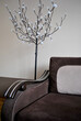 Zdjęcie wnętrza przedstawiające sofę z lampą w kształcie drzewa