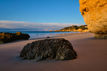 Canvas Print - Sonnenaufgang am Strand des Atlantik der Felsalgarve bei Albufeira, Algarve, Barlavento, Westalgarve, Distrikt Faro, Portugal, Europa