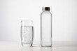 Wasserglas mit Wasserflasche und Sprudel