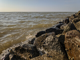 wellenbrecher in nordsee am deich