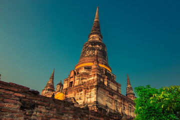 Background of old Buddha statues in Thai religious attractions in Ayutthaya Province, allowing tourists to study their history and take public photos.