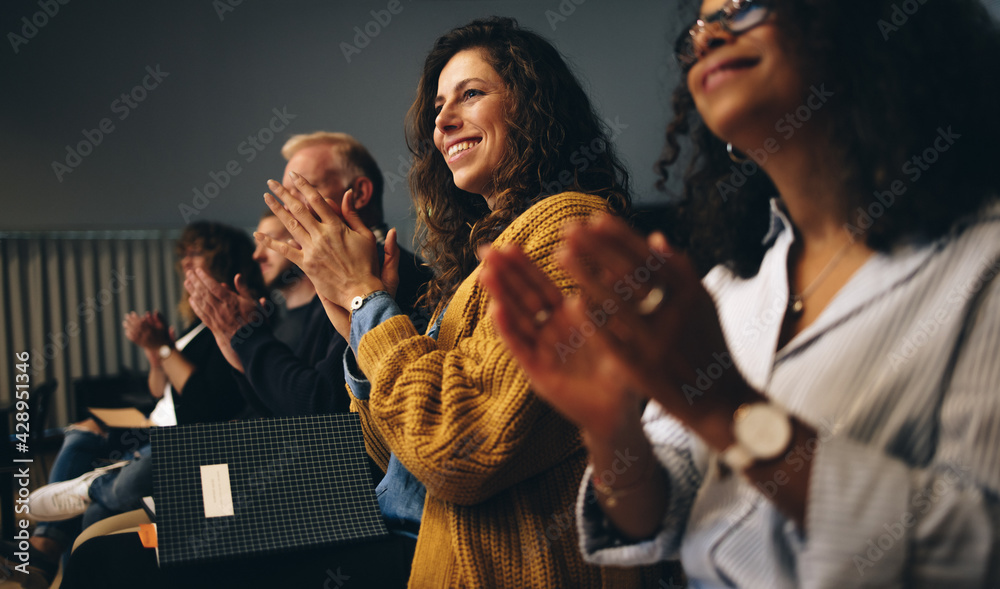 Business professionals applauding at a seminar - obrazy, fototapety, plakaty 