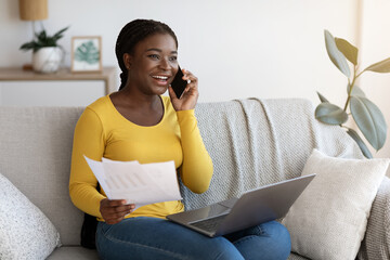 Aufkleber - Black Freelancer Lady Talking On Cellphone And Working With Papers At Home