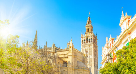 Fototapete - Sunny Sevilla skyline with Giralda tower, Spain
