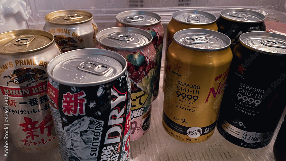 Photo Stock 冷蔵庫の中のたくさんの缶チューハイと缶ビール。キリン一