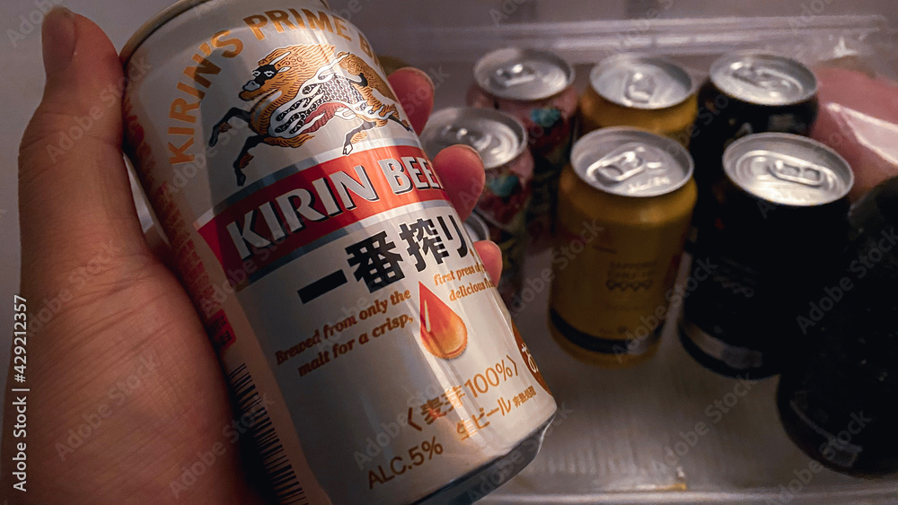 冷蔵庫から缶ビールを取り出す。キリン一番絞りで乾杯。ズーム飲み会