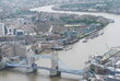 Luftaufnahme von der Tower Bridge . Sie ist eine Straßenbrücke über den Fluss Themse in London und nach dem nahen Tower of London benannt und wurde 1894 eröffnet. 