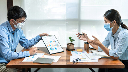 Aufkleber - Asian business man showing financial chart to colleagues and discussion about new project