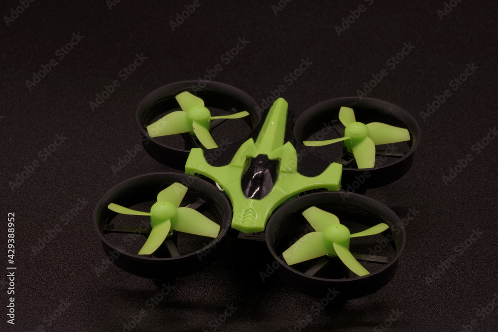 dron urządzenie zabawka zielony mały rozrywka - obrazy, fototapety, plakaty 