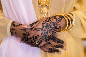 Wall Mural - Black Muslim bride showing henna and ring